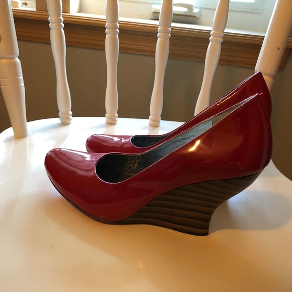 Kenzie Red Heels Size 7 - Picture 1 of 3